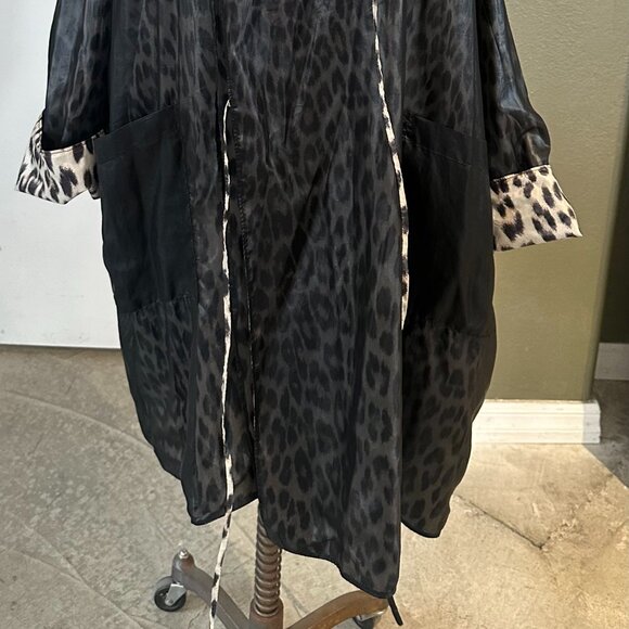 Ivan Grundahl Reversible Leopard & Black Raincoat – Oversized Avant‑Garde Coat - Picture 7 of 7